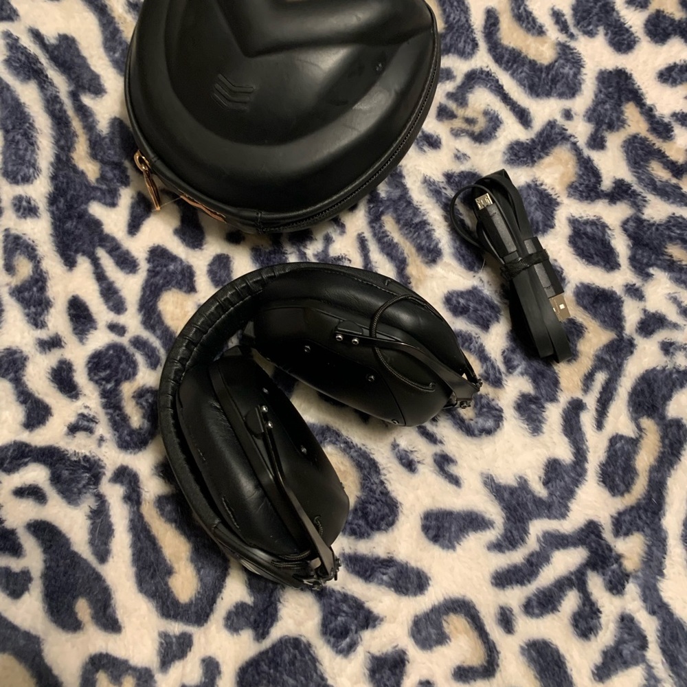 Noise cancellation headphones and hard case VMODA